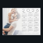 Novo Favor de Casamento Recém-Casado do Calendário<br><div class="desc">Cartão de Favor de Casamento Recém-casado de 2026 para Sobreposição de Foto do Calendário. Uma ideia para um favor de casamento para casais de natal, com este presente de calendário para 2026 para os seus convidados personalizados com a sua foto favorita! Simplesmente troque a sua foto pela imagem de exemplo...</div>