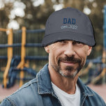 NOVO PAPAI - Boné de beisebol bordado est.2026<br><div class="desc">Bordado que criava a Pais orgulhosos que iniciavam a viagem de parentalidade em 2026. Apresentando um design de texto engraçado sobre as relações familiares,  este chapéu faz um presente pensativo e alegre para os novos pais. Design de Lumirala.</div>
