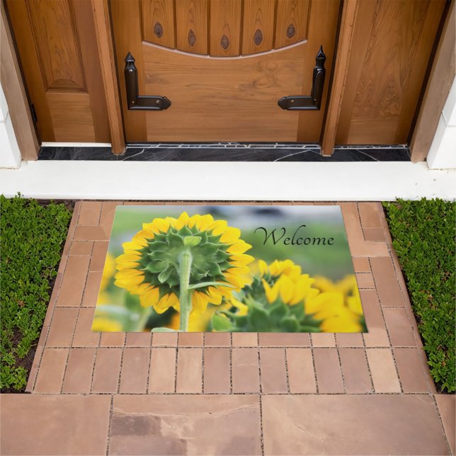 Num tapete de boas-vindas do campo de girassol (Ar livre)
