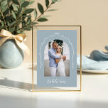 Numeração De Mesa Arch Photo Blue Arco & Ribbon WedTable Number<br><div class="desc">Capture sua história de amor de uma forma moderna e elegante com nosso sinal de número de arco acrílico e da mesa de casamento de fita. Apresentando um design minimalista, com o nosso arco desenhado à mão e o design de fita permite mostrar sua foto com graça e estilo. Elevem...</div>