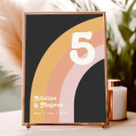 Numeração De Mesa Arco-Íris Moderno dos anos 70 | Número de Tabela E<br><div class="desc">Este arco-íris moderno dos anos 70 | o número da mesa escura é perfeito para o seu simples casamento cor de laranja, rosa e cor-de-rosa. Projetado com elementos de um arco clássico e colorido e listras minimalistas de entalhe. O design tem um toque de praia abstrato tropical único, excelente para...</div>