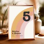 Numeração De Mesa Arco-Íris Moderno dos anos 70 | Número do quadro<br><div class="desc">Este arco-íris moderno dos anos 70 | o número da mesa é perfeito para o seu simples casamento cor de laranja, rosa e cor-de-rosa. Projetado com elementos de um arco clássico e colorido e listras minimalistas de entalhe. O design tem um toque de praia abstrato tropical único, excelente para qualquer...</div>