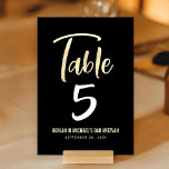 Numeração De Mesa Bar Mitzvah Black Dourado Script Moderno Negrito E<br><div class="desc">Nenhum partido do Bar Mitzvah está concluído sem cartões de número de tabela personalizados. Que seu filho se orgulhe, se alegre e comemore seu marco no seu partido perfeitamente coordenado. Escrita manuscrita manuscrita, moderna e ousada folha de papel dourada sobrepõe-se a um fundo preto sofisticado e dramático. Personalize o texto...</div>