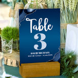 Numeração De Mesa Bar Mitzvah Moderno Marinho Azul Ombre Agate Scrip<br><div class="desc">Nenhum partido do Bar Mitzvah está concluído sem cartões de número de tabela personalizados. Que seu filho se orgulhe, se alegre e comemore seu marco no seu partido perfeitamente coordenado. Script de caligrafia branca, cinza azul-claro e tipografia branca, e rochas agatosas azuis de aço acentuadas com veias falsas prateadas sobrepõem...</div>