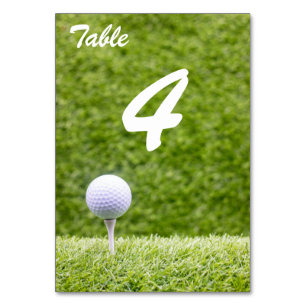 Numeração De Mesa Bolas de golfe em tee em grama verde