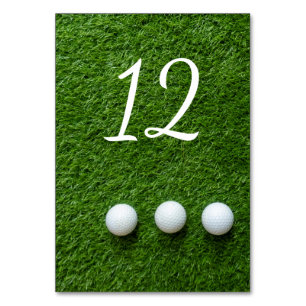 Numeração De Mesa Bolas de golfe estão na grama verde