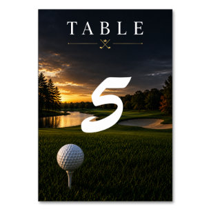 Numeração De Mesa Bolas de golfe no tee em grama verde