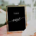 Numeração De Mesa Branco Elegante sobre a Mesa de Caligrafia Negra<br><div class="desc">Este elegante branco na mesa de caligrafia negra é perfeito para um casamento simples. A design neutra apresenta uma carta minimalista decorada com tipografia romântica e caprichosa. A placa impressão na frente e atrás (lado duplo). Os outros números de tabela na coleção são vendidos separadamente.</div>