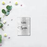 Numeração De Mesa Caligrafia elegante com brilho prateado mesa 7 7<br><div class="desc">O número da tabela é escrito com um script de estilo elegante com letra manual. Letras negras,  um fundo de prata sujo com poeira brilhante falsa,  faíscas.</div>