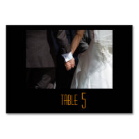 Casal de Casamento Romântico e Elegante Segurando 