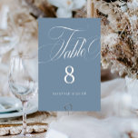 Numeração De Mesa Casamento Azul Dusty, Script Elegante<br><div class="desc">O Elegante Script Dusty Blue Wedding Table Number apresenta um script grande e ousado e um estilo elegante.</div>