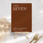 Numeração De Mesa Casamento com Tipografia Moderna e Sonora<br><div class="desc">Apresentando nossa elegante e sofisticada suíte de tipografia moderna e elegante de casamento, projetada para dar o tom para seu dia especial. Este belamente feito convite apresenta uma design de tipografia moderna e elegante, perfeitamente adequada para uma cerimônia de casamento contemporânea. A paleta de cores ricas exude calor e elegância,...</div>
