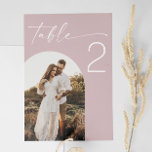 Numeração De Mesa Casamento Cor-de-Rosa Esbranquiçada | Foto de arco<br><div class="desc">Adicione um toque suave e romântico à sua decoração de casamento com esta placa de número de mesa rosa. Projetado com um texto elegante e uma seção personalizável de fotos em forma de arco, este design minimalista de rosa macio é perfeito para casais planejando um casamento temático moderno, boho ou...</div>