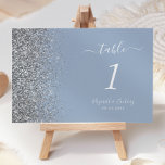 Numeração De Mesa Casamento de Borda Glitter Azul de Prata Moderna<br><div class="desc">A borda esquerda deste elegante número da mesa de casamento moderna apresenta um design de cintilação. O texto personalizável combina manuscrito branco,  fontes em copperplate e itálico em um fundo azul empoeirado.</div>