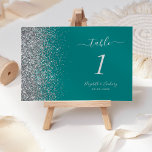Numeração De Mesa Casamento de Borda Glitter Azul-Teal Moderno<br><div class="desc">A borda esquerda deste elegante número da mesa de casamento moderna apresenta um design de cintilação. O texto personalizável combina a escrita manual de cinzas prateadas,  fontes copperplate e itálico em um fundo azul lacrimogêneo.</div>