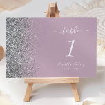 Numeração De Mesa Casamento de Borda Glitter de Prata Roxo Moderno<br><div class="desc">A borda esquerda deste elegante número da mesa de casamento moderna apresenta um design de cintilação. O texto personalizável combina manuscrito branco,  fontes em copperplate e itálico em um fundo roxo empoeirado de lavanda.</div>