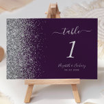 Numeração De Mesa Casamento de Borda Glitter de Prata Roxo Moderno E<br><div class="desc">A borda esquerda deste elegante número da mesa de casamento moderna apresenta um design de cintilação. O texto personalizável combina a escrita manual de cinzas prateadas,  fontes copperplate e itálico em um fundo roxo escuro.</div>