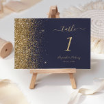 Numeração De Mesa Casamento de Borda Glitter Dourada Azul Moderno Es<br><div class="desc">A borda esquerda deste elegante número da mesa de casamento moderna apresenta um design dourado faux glitter. O texto personalizável combina manuscrito colorido de ouro pálido,  fontes copperplate e itálico em um fundo azul escuro.</div>