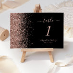 Numeração De Mesa Casamento de Borda Glitter Dourada com Rosa preto<br><div class="desc">A borda esquerda deste elegante número da mesa de casamento moderna apresenta um rosa dourado faux glitter design. O texto personalizável combina letra rosa pálida,  letra copperplate e letra itálico num fundo preto.</div>