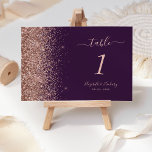 Numeração De Mesa Casamento de Borda Glitter Dourada com Rosa Roxo E<br><div class="desc">A borda esquerda deste elegante número da mesa de casamento moderna apresenta um rosa dourado faux glitter design. O texto personalizável combina letras rosa pálidas,  letras em copperplate e fontes itálicas em um fundo roxo escuro.</div>