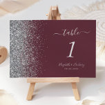 Numeração De Mesa Casamento de Borda Glitter Silver Moderno Burgundy<br><div class="desc">A borda esquerda deste elegante número da mesa de casamento moderna apresenta um design de cintilação. O texto personalizável combina a escrita manual de cinzas prateadas,  fontes em copperplate e itálico em um fundo burgundy.</div>