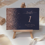 Numeração De Mesa Casamento de Borda Larga Dourada com Rosa Azul Mod<br><div class="desc">A borda esquerda deste elegante número da mesa de casamento moderna apresenta um rosa dourado faux glitter design. O texto personalizável combina manuscrito colorido de rosa pálido,  fontes copperplate e itálico em um fundo azul escuro.</div>