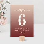 Numeração De Mesa Casamento de Champanhe e Ombre Vermelho Cinamão Mo<br><div class="desc">Champagne & Cinnamon Red Ombre Monogramed Recepção de casamento Números de Tabela Jantados. Esta moderna placa de Mesa chic é simples, clássica e elegante, com um sutil desvanecimento do gradiente ombre e uma bonito letra de escrita de assinatura com caudas. Mostrada na nova estrada. Disponível em várias opções de cor...</div>