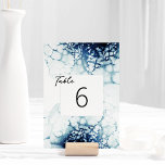 Numeração De Mesa Casamento de Destino Náutico Azul<br><div class="desc">Esta design de Tabela de Destino Náutico Azul emparelha branco elegante e clássico com ondas azul-aquáticas escuras e reais do oceano como um belo pano de fundo para sofisticados detalhes minimalistas da tipografia e do guião boho. Perfeito para uma estética náutica de luxo moderna, com um estilo único de praia...</div>