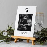 Numeração De Mesa Casamento de Fotografia Branca Negra com Tipografi<br><div class="desc">Cartão minimalista moderno de Tabela de Casamento,  personalize este produto com qualquer número de tabela que você precisar e sua imagem de escolha mais nomes e data de casamento.</div>
