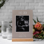 Numeração De Mesa Casamento de Fotografias com Script de Caligrafia<br><div class="desc">Cartão de Número de Tabela de Casamento de Script de Caligrafia Neutra Mínima, personalize este produto com qualquer número de tabela que você precisar e sua imagem de escolha, além de nomes e data de casamento. Também disponível como design sem imagem e em preto e branco ou verde sábio -...</div>