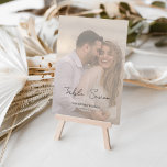 Numeração De Mesa Casamento De Fotos Desvanecido De Script De Caligr<br><div class="desc">Número de Tabela de Casamento de Fotos Desvanecidas Moderna com Script Whimsical Imprimido Moderno e elegante, que pode ser personalizado com seu texto e adicionar cada placa de número de tabela ao seu carrinho, um a um. Clique no botão "Personalizar" e use nossa ferramenta design para modificar este modelo. Veja...</div>