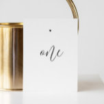 Numeração De Mesa Casamento de guião minimalista branco e preto<br><div class="desc">Número da mesa de casamento de guião preto e branco elegante. Entre em contato comigo se precisar de itens adicionais.</div>