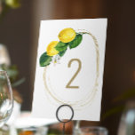 Numeração De Mesa Casamento de Lemon Grove Elegante | Citrus Botanic<br><div class="desc">Traga um sotaque fresco e ensolarado à sua recepção com esta elegante carta de número da mesa de casamento botânica, com limões aquosos, folhas verdes esmagadas e uma delicada armação de ouro. O design combina o encanto natural dos citros com a simplicidade moderna, fazer perfeito para celebrações mediterrânicas de pomares,...</div>