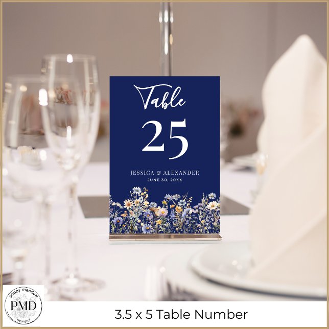 Numeração De Mesa Casamento de Marinho Elegante de Flores Selvagens  (Dust Blue Wildflowers Elegant Script Navy Wedding Table Number with Couple Names, Wedding Date.)