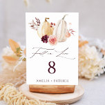Numeração De Mesa Casamento de outono de Pumpkin Apaixonado<br><div class="desc">Este número da mesa de núpcias apresenta branco de aquarela e abóboras amarelas adornadas com burgundy,  maroon e flores cor-de-rosa pinceladas sobre as folhas do outono. Para uma personalização mais avançada deste design,  clique no BOTÃO FERRAMENTA DESIGN AZUL acima</div>