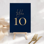 Numeração De Mesa Casamento de Script Dourado Azul do Marinho Clássi<br><div class="desc">A Mesa de Casamento de Script Dourado Azul do Classy Marinho é definida em um script de estilo de escrita manual e o número da tabela abaixo. Personalize facilmente o número. O mesmo design está do outro lado e será atualizado simultaneamente à medida que você fizer a alteração no número....</div>