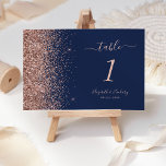 Numeração De Mesa Casamento Dourado com Glitter Azul-Rosa Marinho Mo<br><div class="desc">A borda esquerda deste elegante número da mesa de casamento moderna apresenta um rosa dourado faux glitter design. O texto personalizável combina a escrita manual rosa-rosa,  a placa de impressão e as fontes itálicas em um fundo azul-marinho.</div>