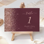 Numeração De Mesa Casamento Dourado com Lobras de Rosa de Borgonha E<br><div class="desc">A borda esquerda deste elegante número da mesa de casamento moderna apresenta um rosa dourado faux glitter design. O texto personalizável combina letras rosa pálidas,  fontes em copperplate e itálico em um fundo burgundy escuro.</div>