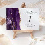 Numeração De Mesa Casamento Dourado Roxo<br><div class="desc">A borda esquerda desta elegante e moderna placa de número da mesa de casamento apresenta uma cor d'água púrpura e borda agitada com falso brilho dourado. O texto personalizável combina a escrita manual de cinzas de carvão,  as fontes itálicas e de chapa em um fundo branco.</div>