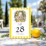 Numeração De Mesa Casamento italiano Lemon Grove "La Dolce Vita"<br><div class="desc">Mande seus convidados para os assentos deles com o charmoso cartão da mesa de casamento "La Dolce Vita". Apresentando uma ilustração pitoresca de limão, tipografia elegante e sotaques amarelados vibrantes, esta design complementa perfeitamente um tema de casamento mediterrânico ou italiano. Totalmente personalizável com os nomes dos casais e os detalhes...</div>