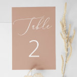 Numeração De Mesa Casamento Minimalista De Pêssego Delicado<br><div class="desc">Esta elegante placa de número da mesa de casamento apresenta um fundo bege de pêssego molhado, acentuado por um guião branco delicado e numeração limpa. O tom suave de bronzeado dá-lhe uma aparência romântica e moderna - ideal para primavera ou casamentos outono, paletas de tons reluzentes ou celebrações minimalistas. Com...</div>