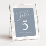Numeração De Mesa Casamento Mínimo Dusty Blue<br><div class="desc">Número mínimo e elegante da mesa de casamento com texto moderno de roteiro que diz "Mesa" no topo de um fundo azul empoeirado.</div>