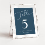 Numeração De Mesa Casamento Mínimo Teal<br><div class="desc">Número mínimo e elegante da mesa de casamento,  com texto moderno de roteiro que diz "Mesa" no topo de um fundo teal.</div>