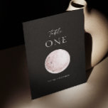 Numeração De Mesa Casamento Negro Minimalista | Blush Mystical Moon<br><div class="desc">Apresente um toque de elegância celestial à sua recepção de casamento com esta sofisticada placa de número de tabela. Apresentando uma delicada lua rosa-pincelada colocada sobre um fundo negro profundo, essa design exumenta um encanto místico que complementa temas de casamento modernos e boêmicos. O layout minimalista garante clareza, permitindo que...</div>