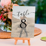 Numeração De Mesa Chic Black White Script Nomes Fotos do casamento<br><div class="desc">Um casamento com nomes de script branco preto elegante,  com uma foto de sobreposição branca,  e adicione sua foto no fundo para um amor de casamento.</div>