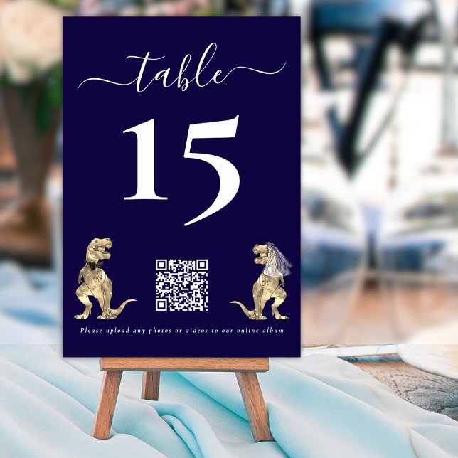 Numeração De Mesa Código QR Azul Marinho de Casamento do Dinossauro  (Dinosaur wedding photo qr code upload elegant script navy blue and white custom table number card)