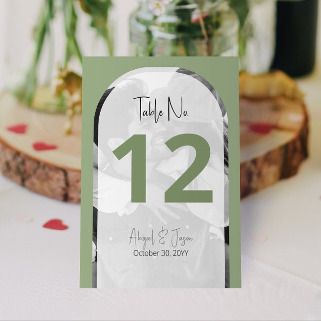 Numeração De Mesa 👰 🤵 Foto de Casamento Arrancado Moderno Verde (Arched Photo Wedding Table Numbers in Sage Green | Personalize and Preview on Screen Now!)