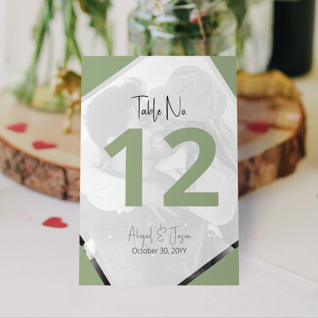 Numeração De Mesa Foto do Casamento Casual Moderno Verde (Modern Casual Wedding Sage Green Table Numbers with Your Engagement Photo)