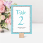Numeração De Mesa Glittery Bat Mitzvah Light Blue e Prata<br><div class="desc">Este número da tabela Bat Mitzvah de tendência apresenta brilho falso cintilante em camadas sobre um fundo de cor sólida. Use o formulário modelo para adicionar suas próprias informações. A Ferramenta Design pode ser usada para alterar o estilo,  a cor e o layout da fonte.</div>