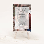 Numeração De Mesa Gráfico de Assentos de Foto Moderno de Casamento E<br><div class="desc">Os cartões modernos e elegantes de números das mesas de núpcias apresentam uma foto vertical sangrada de cheio com seu número de tabela sobreposto em um simples elemento retangular branco com acentos de script de caligrafia. Personalize com o número da tabela e os nomes de convidado individuais.</div>